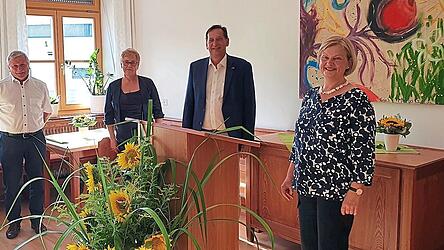 Stellvertretender B&uuml;rgermeister Xaver Hagn, Pr&uuml;fungsausschussvorsitzende Margarete Haderer, stellvertretender Landrat Dr. Franz Gassner und Schulleiterin Rosemarie Thalhammer.
