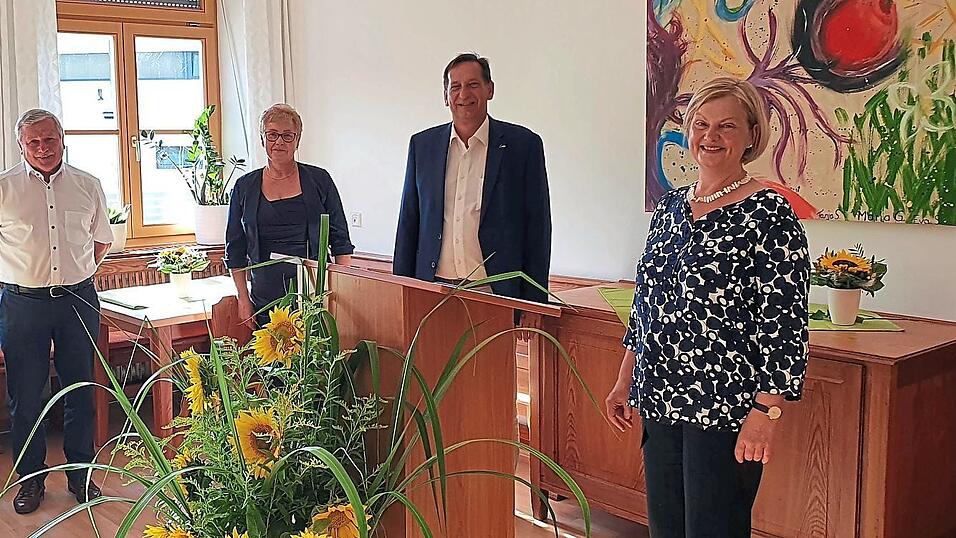 Stellvertretender Bürgermeister Xaver Hagn, Prüfungsausschussvorsitzende Margarete Haderer, stellvertretender Landrat Dr. Franz Gassner und Schulleiterin Rosemarie Thalhammer.