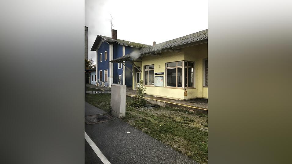 Bedrückende Bilder: Viele Bahnhofsgebäude an der Strecke der Gäubodenbahn verfallen. Hier zu sehen: Die Stationen Geiselhöring (links) und Laberweinting. Bedrückende Bilder: Viele Bahnhofsgebäude an der Strecke der Gäubodenbahn verfallen. Hier zu sehen: Die Stationen Geiselhöring (links) und Laberweinting.
