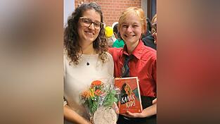Anna Dimitrova, die Autorin von „Kanak Kids“, zusammen mit Alexander Kraitschik, einem Mitglied des Jugendleseclubs der Stadtbücherei Landshut, bei der Bekanntgabe der Gewinnerbücher