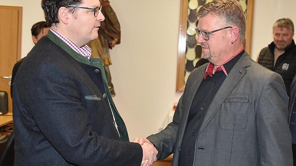 B&uuml;rgermeister Dr. Stefan Spindler gratuliert mit einem festen H&auml;ndedruck seinem Nachfolger Gerhard Hofmann.