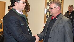 B&uuml;rgermeister Dr. Stefan Spindler gratuliert mit einem festen H&auml;ndedruck seinem Nachfolger Gerhard Hofmann.