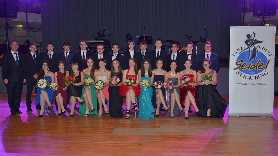 Die Bilder vom Abschlussball der Tanzschule Seidel in der Fraunhofer-Halle am 28. November. Die Bilder vom Abschlussball der Tanzschule Seidel in der Fraunhofer-Halle am 28. November.