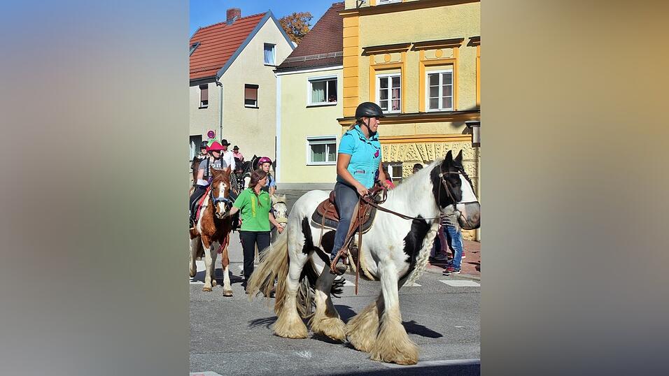 Viele Besucher verfolgten am Sonntag den Umzug auf dem Vilsbiburger Stadtplatz. Viele Besucher verfolgten am Sonntag den Umzug auf dem Vilsbiburger Stadtplatz.