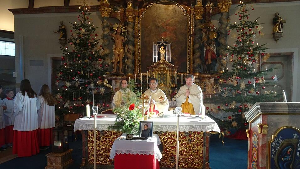 In Konzelebration mit Pfarrer Dr. Johann Tauer (re.) und Diakon Thomas Bauer (li.) hielt Pfarrer Dr. Peter Chettaniyil den Dankgottesdienst zu seinem Jubiläum. In Konzelebration mit Pfarrer Dr. Johann Tauer (re.) und Diakon Thomas Bauer (li.) hielt Pfarrer Dr. Peter Chettaniyil den Dankgottesdienst zu seinem Jubiläum.