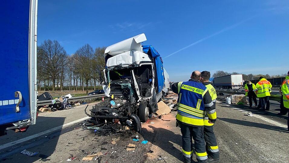 Drei Lkw knallten am Mittwochmorgen auf der Autobahn A3 zwischen Sinzing und Regensburg aufeinander. Zwei der Fahrer wurden dabei schwer verletzt.