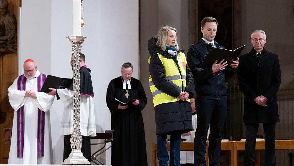 Claudia Weber, Geschäftsführerin der Gewerkschaft Verdi, Tobias Scheller, Feuerwehr München, und Bernd Fuchs, Werksleiter Stadtentwässerung, nehmen im Liebfrauendom an einem ökumenischen Gottesdienst mit interreligiöser Beteiligung für Betroffene, Angehörige und Einsatzkräfte des Anschlags in München teil. Claudia Weber, Geschäftsführerin der Gewerkschaft Verdi, Tobias Scheller, Feuerwehr München, und Bernd Fuchs, Werksleiter Stadtentwässerung, nehmen im Liebfrauendom an einem ökumenischen Gottesdienst mit interreligiöser Beteiligung für Betroffene, Angehörige und Einsatzkräfte des Anschlags in München teil.