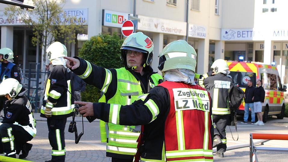 Stadtbrandort Stephan Bachl (links) bei der Koordinierung des Feuerwehreinsatzes.