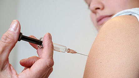 HPV-Impfung: Eine Jugendliche bekommt den Impfstoff als Schutz (nicht nur) vor Geb&auml;rmutterhals-Krebs.
