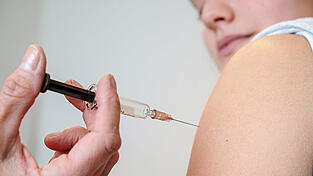 HPV-Impfung: Eine Jugendliche bekommt den Impfstoff als Schutz (nicht nur) vor Geb&auml;rmutterhals-Krebs.