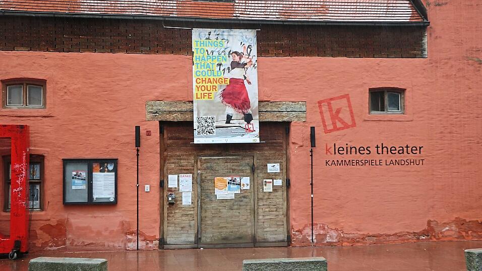 Noch einen recht verschlossenen Eindruck macht das Kleine Theater an der Bauhofstraße. Dies dürfte sich aber schon in Kürze ändern, wenn das Ensemble unter der Leitung von Intendant Sven Grunert in seine mittlerweile 33. Spielzeit startet. Noch einen recht verschlossenen Eindruck macht das Kleine Theater an der Bauhofstraße. Dies dürfte sich aber schon in Kürze ändern, wenn das Ensemble unter der Leitung von Intendant Sven Grunert in seine mittlerweile 33. Spielzeit startet.