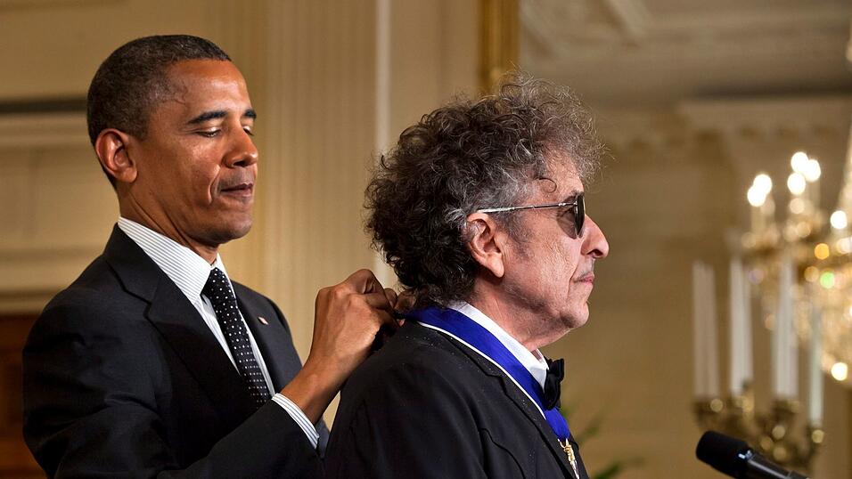 Der damalige US-Pr&auml;sident Barack Obama zeichnete Dylan 2012 pers&ouml;nlich mit der Freiheitsmedaille aus. (Archivbild)