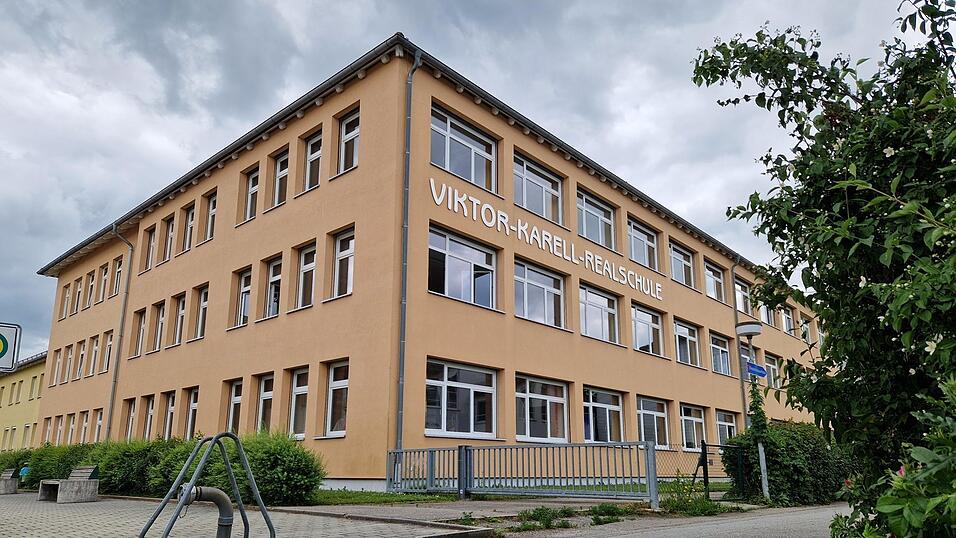Die Technik der Realschule Landau wird nach über 20 Jahren erneuert. Die Technik der Realschule Landau wird nach über 20 Jahren erneuert.