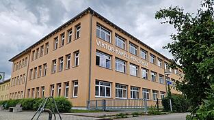 Die Technik der Realschule Landau wird nach über 20 Jahren erneuert. Die Technik der Realschule Landau wird nach über 20 Jahren erneuert.