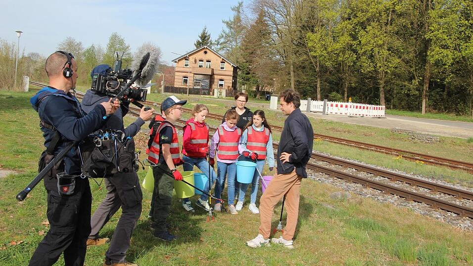 Bei der Aktion Rama dama war die Arnschwanger Kinderfeuerwehr schon aktiv. Nun zeigten sie vor der Kamera, was Ehrenamt ist. Bei der Aktion Rama dama war die Arnschwanger Kinderfeuerwehr schon aktiv. Nun zeigten sie vor der Kamera, was Ehrenamt ist.