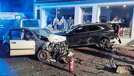 Mit ziemlicher Wucht ist Ende November in Rottenburg ein Auto in ein geparktes Fahrzeug gefahren und hat dieses in das Schaufenster eines Geschäfts geschleudert. Mit ziemlicher Wucht ist Ende November in Rottenburg ein Auto in ein geparktes Fahrzeug gefahren und hat dieses in das Schaufenster eines Geschäfts geschleudert.