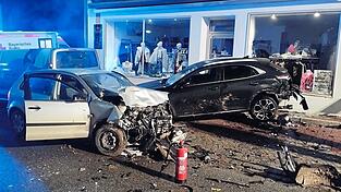 Mit ziemlicher Wucht ist Ende November in Rottenburg ein Auto in ein geparktes Fahrzeug gefahren und hat dieses in das Schaufenster eines Geschäfts geschleudert. Mit ziemlicher Wucht ist Ende November in Rottenburg ein Auto in ein geparktes Fahrzeug gefahren und hat dieses in das Schaufenster eines Geschäfts geschleudert.