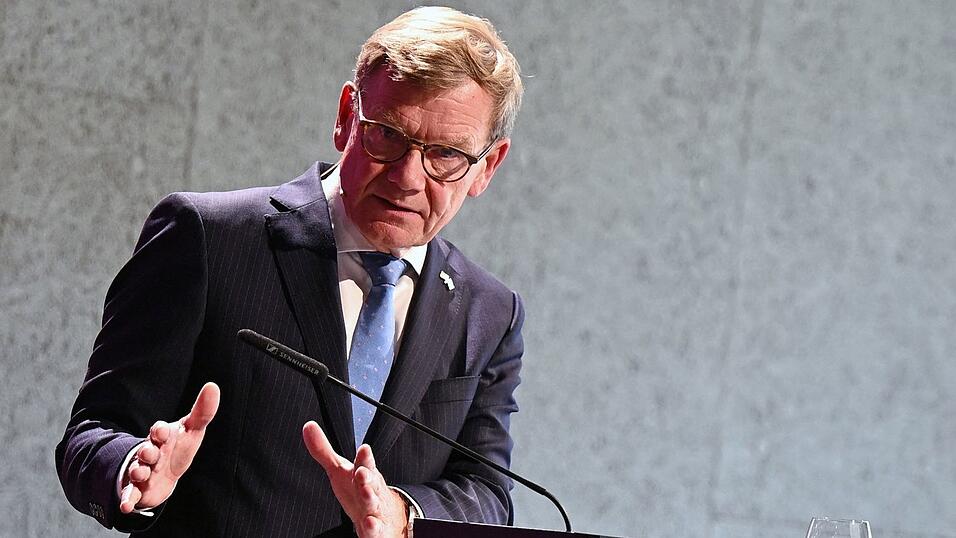 Klar in der Kritik, zögerlich bei den Konsequenzen: Der Außenminister bewertet in der Schweiz die Äußerungen des israelischen Polizeiministers. Klar in der Kritik, zögerlich bei den Konsequenzen: Der Außenminister bewertet in der Schweiz die Äußerungen des israelischen Polizeiministers.