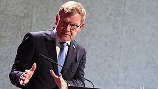 Klar in der Kritik, zögerlich bei den Konsequenzen: Der Außenminister bewertet in der Schweiz die Äußerungen des israelischen Polizeiministers. Klar in der Kritik, zögerlich bei den Konsequenzen: Der Außenminister bewertet in der Schweiz die Äußerungen des israelischen Polizeiministers.