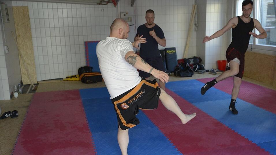 Sinnloses Prügeln? Beim Kampfsport MMA kommt es auch auf die Technik und die geistige und körperliche Fitness an. Sinnloses Prügeln? Beim Kampfsport MMA kommt es auch auf die Technik und die geistige und körperliche Fitness an.