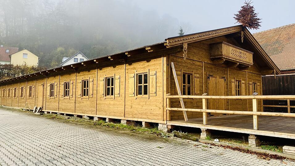 Der 35 Meter lange Holzstadel stand bis vor sechs Wochen noch auf dem 'Zollhaus'-Parkplatz an der &Auml;u&szlig;eren M&uuml;nchner Stra&szlig;e - doch inzwischen ist die Event-Location verkauft.