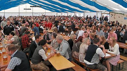 Das freut den Veranstalter: Schon wenige Minuten nach dem Anzapfen war das Bierzelt voll und die Vorfreude groß.