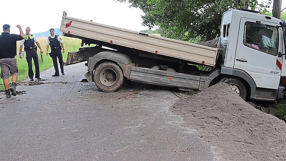 Der Fahrer wurde leicht verletzt, am Lkw entstand Totalschaden.