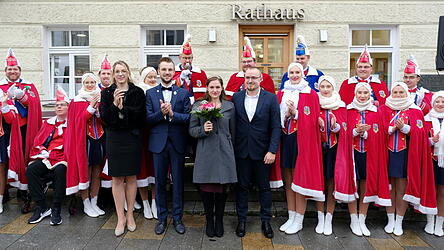 Das neue Prinzenpaar mit dem Hofstaat. Auch die Amtsvorg&auml;nger gratulierten.