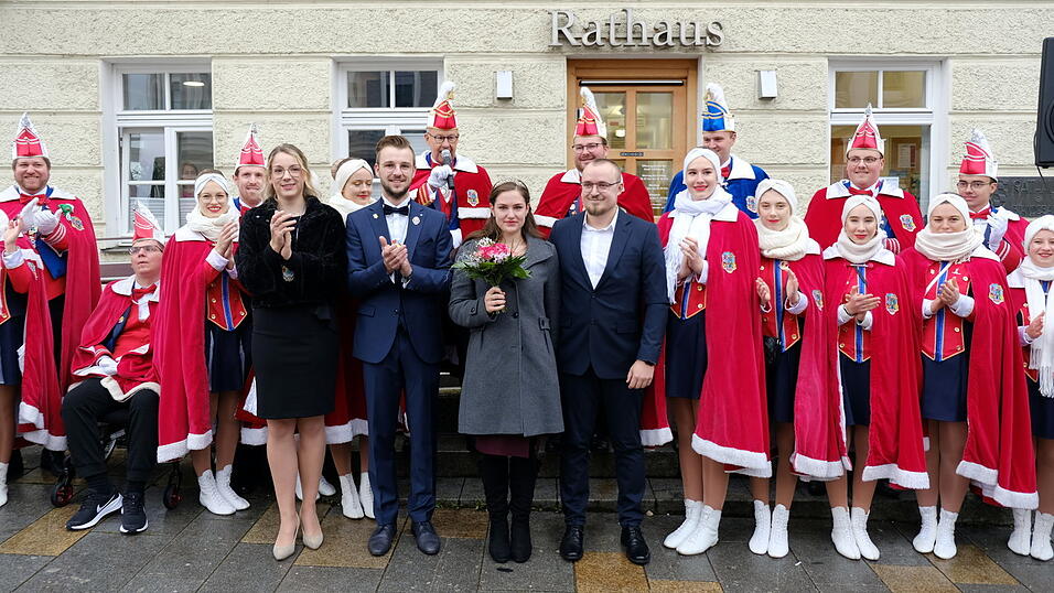 Das neue Prinzenpaar mit dem Hofstaat. Auch die Amtsvorgänger gratulierten. Das neue Prinzenpaar mit dem Hofstaat. Auch die Amtsvorgänger gratulierten.