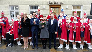 Das neue Prinzenpaar mit dem Hofstaat. Auch die Amtsvorgänger gratulierten.