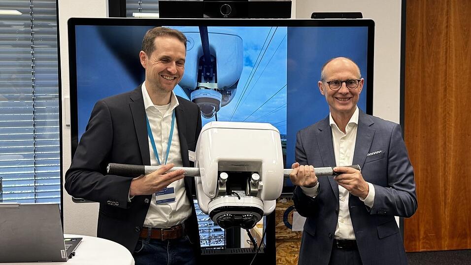 Bayernwerk-Chef Egon Westphal (rechts) stellte nach seinem Vortrag mit Thomas Dippold (Siemens) ein neues Überwachungssystem vor. Das soll künftig das Stromnetz vor Angriffen schützen. Bayernwerk-Chef Egon Westphal (rechts) stellte nach seinem Vortrag mit Thomas Dippold (Siemens) ein neues Überwachungssystem vor. Das soll künftig das Stromnetz vor Angriffen schützen.