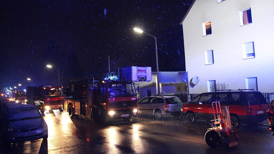 Feuerwehreinsatz kurz vor Mitternacht am Montag im Auweg in Regensburg.