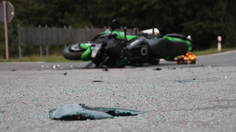 Tragischer Verkehrsunfall am Samstag auf der B299 bei Siegenburg (Kreis Kelheim). Tragischer Verkehrsunfall am Samstag auf der B299 bei Siegenburg (Kreis Kelheim).