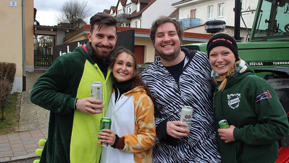 Viele Faschings-Fans haben sich am Samstag den Umzug in Langenbach angesehen. Viele Faschings-Fans haben sich am Samstag den Umzug in Langenbach angesehen.