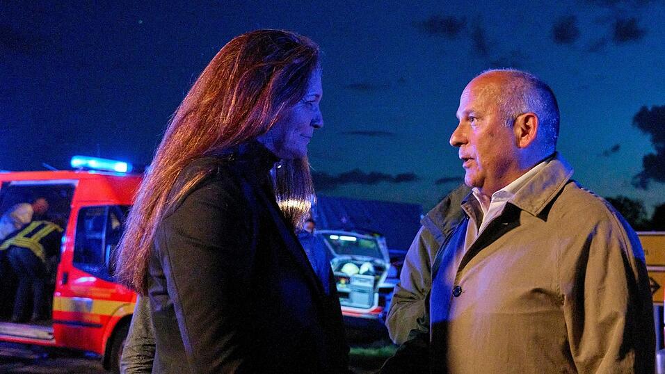 Hessens Innenminister Roman Poseck und B&uuml;rgermeisterin Antje Hachmann zeigen sich beide tief betroffen.