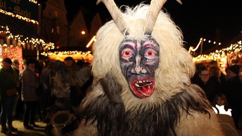 Die Perchtengruppe 'Frisinger Fratz'n' trat am Mittwochabend auf dem Landshuter Christkindlmarkt auf. Die Perchtengruppe 'Frisinger Fratz'n' trat am Mittwochabend auf dem Landshuter Christkindlmarkt auf.