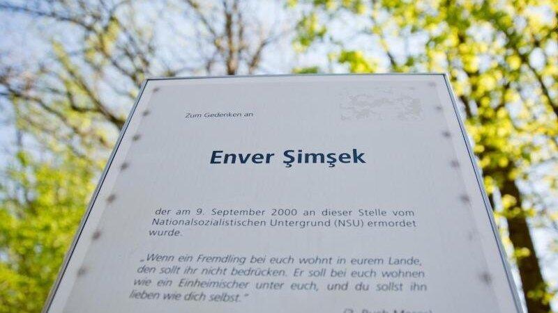 Gedenktafel an den vom NSU ermordeten Enver Simsek am Tatort in N&uuml;rnberg. Nun wurde der dortige Platz auch offiziell nach ihm benannt.