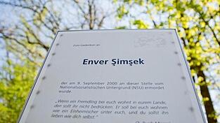 Gedenktafel an den vom NSU ermordeten Enver Simsek am Tatort in Nürnberg. Nun wurde der dortige Platz auch offiziell nach ihm benannt. Gedenktafel an den vom NSU ermordeten Enver Simsek am Tatort in Nürnberg. Nun wurde der dortige Platz auch offiziell nach ihm benannt.