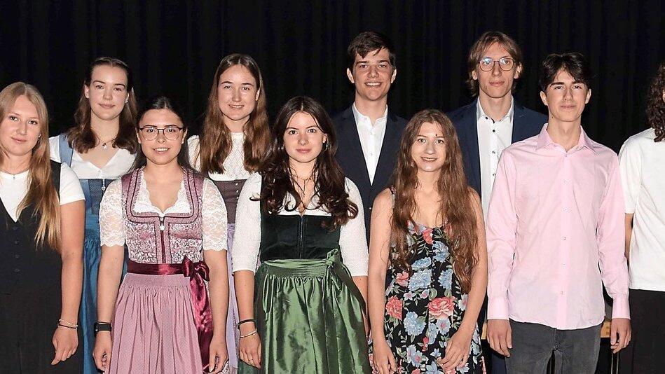 Schulleiter Christian Oswald (2.v.r.) gratulierte den Preisträgern (v.l.) Hanna Kimmelmann, Annika Rannertshauser, Katja Crefeld, Friederike Mayer, Luisa Littel, Johanna Kund, Anna Goldbrunner, Nick Meißner, Nancy Liebich, Lorenz Schwingshandl, Leander Schreiner, Matteo Gabriel und Emanuel Tocu.