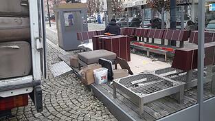 Der Mitarbeiter einer Möbelfirma tauscht die kaputten Polster bei den Sitzgruppen am Marktplatz gegen weniger empfindliche Holzteile aus. Der Mitarbeiter einer Möbelfirma tauscht die kaputten Polster bei den Sitzgruppen am Marktplatz gegen weniger empfindliche Holzteile aus.