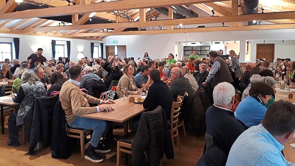 Voll besetzt war der Saal des Gasthauses Maier in Frauensattling zur Podiumsdiskussion des Bauernvereins mit den B&uuml;rgermeisterkandidaten.