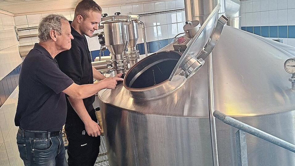 Josef Graßl und Mathias Böhm haben den Brauprozess im Griff. Josef Graßl und Mathias Böhm haben den Brauprozess im Griff.