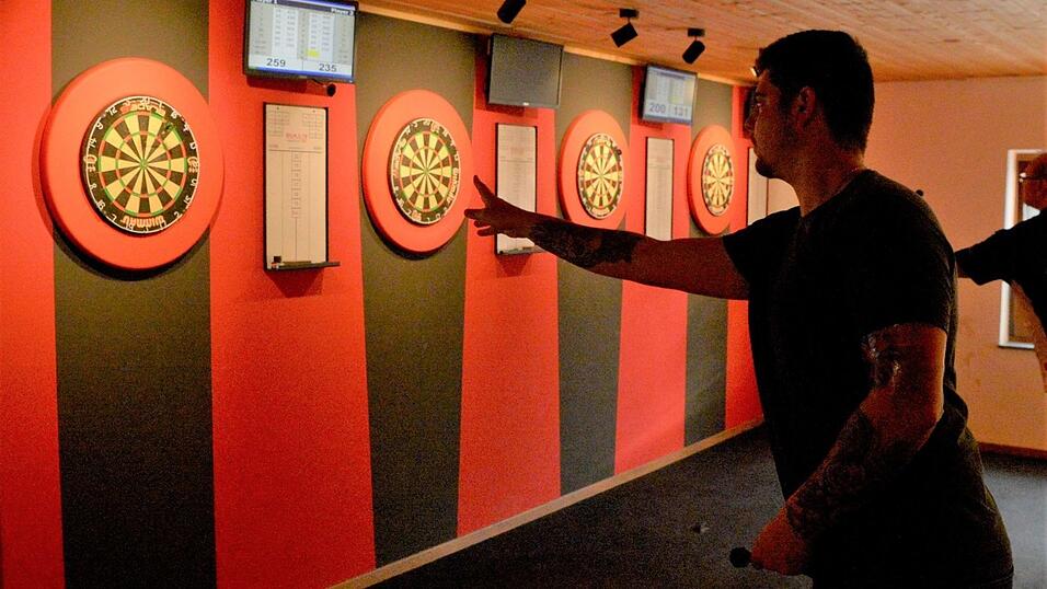 Ruhige Hand, kühler Kopf - beim Darts kommt es nicht nur auf das Werfen an.
