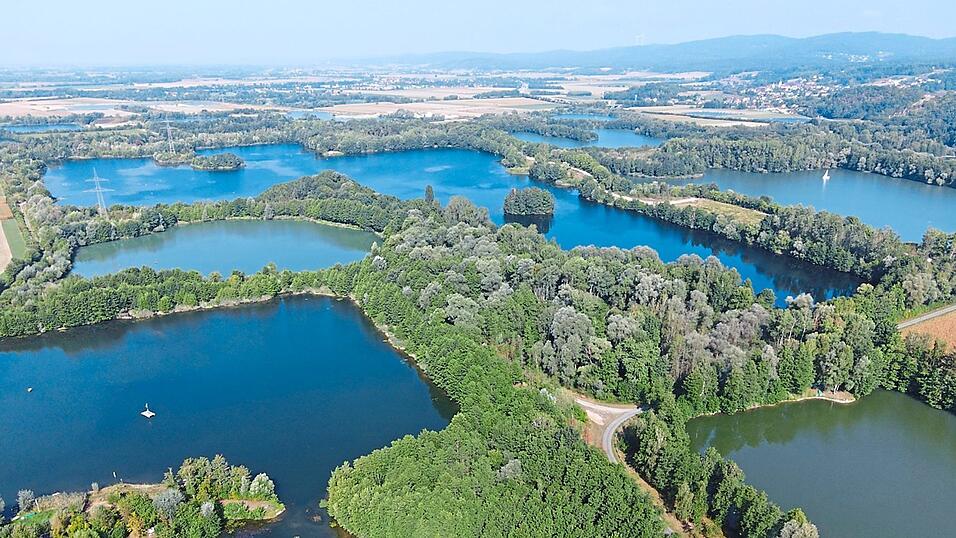 Der Blick aus der Luft auf das Naherholungsgebiet Parkstetten-Kirchroth-Steinach. Mittig im Bild ist der Lieblsee und in der oberen rechten Bildh&auml;lfte sind die Windr&auml;der am Schiederhof zu sehen.