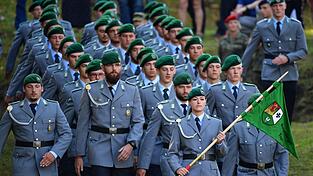 Zum Feierlichen Gelöbnis marschieren auf der Niederburg in Kranichfeld (Thüringen) die Rekruten der Bundeswehr ein.