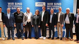 Der in Plattling gewählte niederbayerische Bezirksausschuss: Richard Sedlmaier (Bezirksspielleiter), Luca Brandner (Bezirks-U30-Vertreter), Christian Eichhorn (Kreisvorsitzender Niederbayern West), Thomas Karl (Bezirksjugendleiter), Johann Wimmer (Bezirks-Ehrenamtskoordinator), Gisela Raml (Vorsitzende des Bezirks-Frauen- und Mädchen-Ausschusses), Bezirksvorsitzender Harald Haase, Stefan Scheibenzuber (Bezirks-Sportgerichtsvorsitzender), Stefan Dorfner (Bezirksschiedsrichterobmann), Ignaz Hiendl (Kreisvorsitzender Niederbayern Ost) und BFV-Präsident Christoph Kern (von links). Der in Plattling gewählte niederbayerische Bezirksausschuss: Richard Sedlmaier (Bezirksspielleiter), Luca Brandner (Bezirks-U30-Vertreter), Christian Eichhorn (Kreisvorsitzender Niederbayern West), Thomas Karl (Bezirksjugendleiter), Johann Wimmer (Bezirks-Ehrenamtskoordinator), Gisela Raml (Vorsitzende des Bezirks-Frauen- und Mädchen-Ausschusses), Bezirksvorsitzender Harald Haase, Stefan Scheibenzuber (Bezirks-Sportgerichtsvorsitzender), Stefan Dorfner (Bezirksschiedsrichterobmann), Ignaz Hiendl (Kreisvorsitzender Niederbayern Ost) und BFV-Präsident Christoph Kern (von links).
