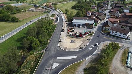 Die Asphaltierung der Oberndorfer Kreuzung und der neuen Br&uuml;cke ist abgeschlossen.