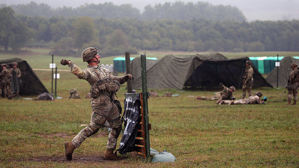 Ein US-Soldat übt mit einer Handgranate. In Vilseck ist die sogenannte „Stryker-Brigade“ stationiert. Ein US-Soldat übt mit einer Handgranate. In Vilseck ist die sogenannte „Stryker-Brigade“ stationiert.