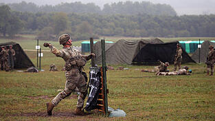 Ein US-Soldat &uuml;bt mit einer Handgranate. In Vilseck ist die sogenannte &bdquo;Stryker-Brigade&ldquo; stationiert.