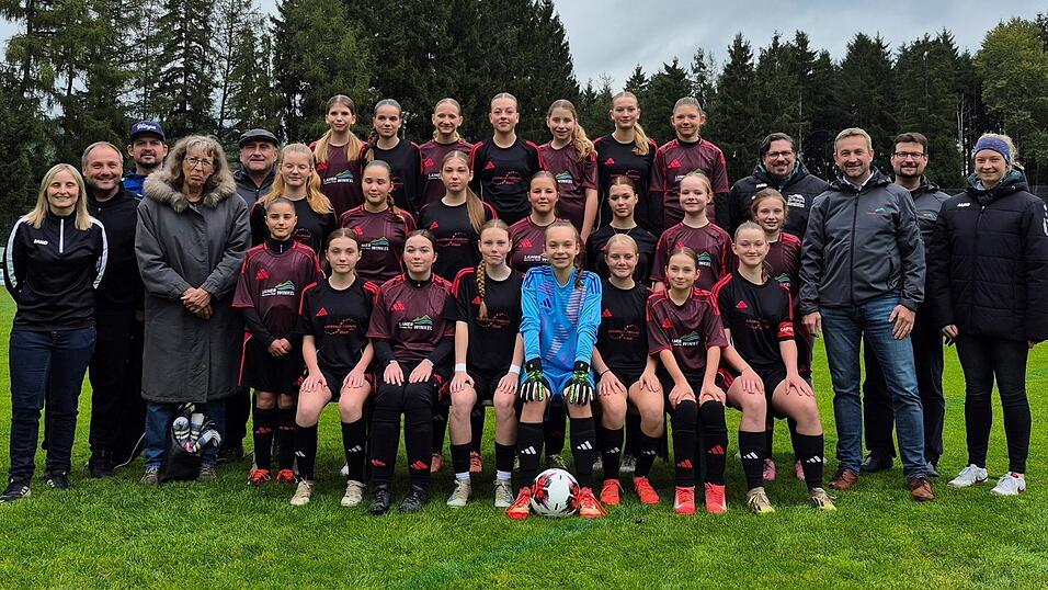 Beginn einer neuen &Auml;ra: die M&auml;dchenfu&szlig;ballmannschaft der JFG Lamer Winkel mit Trainern, Betreuern, B&uuml;rgermeistern und JFG-Vorsitzender Angelika Thomas